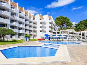 Ciel, L'Eau, Nuage, Bâtiment, Propriété, Plante, Piscine, Bleu Azur, Architecture, Arbre