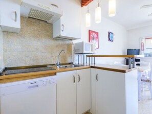Cabinetry, Propriété, Evier, Comptoir, Évier, Cuisine, Robinet, Bois, Appareil De Cuisine, Design Intérieur