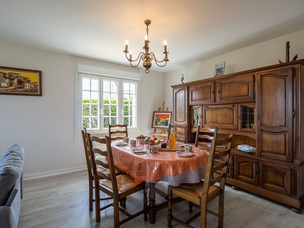 Möbel, Tabelle, Bilderrahmen, Eigentum, Stuhl, Cabinetry, Gebäude, Holz, Interior Design, Fenster