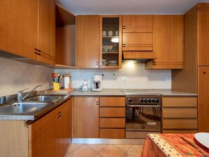 Braun, Countertop, Cabinetry, Spüle, Möbel, Eigentum, Sinken, Gebäude, Küche, Holz