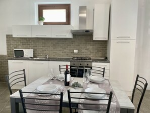Cabinetry, Meubles, Propriété, Comptoir, Table, Bâtiment, Cuisinière, Chaise, Design Intérieur, Cuisine