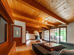 Meubles, Bâtiment, Bois, Design Intérieur, Arbre, Sol, Sol, Canapé, Table, Faisceau