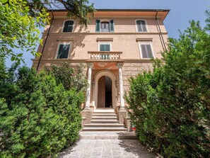 Building, Window, Sky, Plant, Architecture, Vegetation, Tree, Door, Neighbourhood