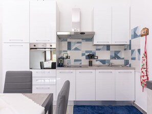 Cabinetry, Eigentum, Countertop, Herd, Sinken, Spüle, Zapfhahn, Küche, Interior Design, Schublade