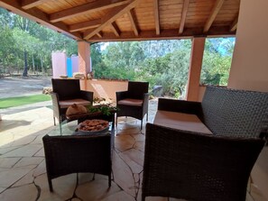 Möbel, Eigentum, Pflanze, Tabelle, Holz, Schatten, Gartenmöbel, Interior Design, Stuhl, Baum
