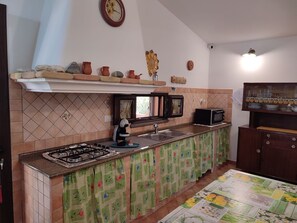 Cabinetry, Countertop, Eigentum, Küche, Holz, Herd, Interior Design, Haushaltsgerät, Gasherd, Flooring
