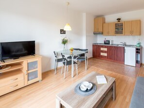 Tabelle, Cabinetry, Möbel, Haushaltsgerät, Holz, Countertop, Interior Design, Küche, Fussboden, Wohnzimmer