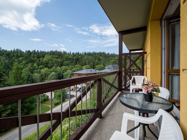 Gebäude, Wolke, Pflanze, Himmel, Eigentum, Fenster, Holz, Baum, Interior Design, Zaun