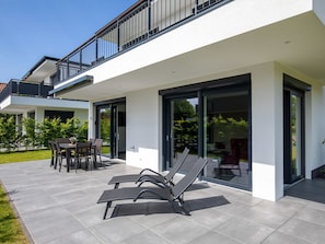 Bâtiment, Meubles, Plante, Table, Ciel, Ombre, Design Intérieur, Chaise, Design Urbain, Mobilier De Jardin