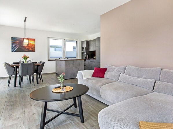Table, Furniture, Couch, Property, Interior Design, Wood, Comfort, Flooring, Floor, Studio Couch