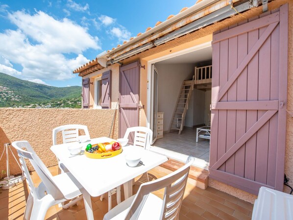 Ciel, Table, Propriété, Meubles, Nuage, Bâtiment, Bois, Chaise, Plante, Jaune