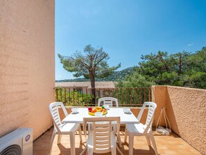 Table, Meubles, Ciel, Chaise, Bâtiment, Plante, Bleu Azur, Ombre, Mobilier De Jardin, Bois
