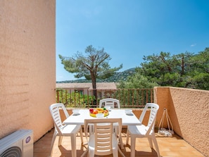 Table, Meubles, Ciel, Chaise, Bâtiment, Plante, Bleu Azur, Ombre, Mobilier De Jardin, Bois