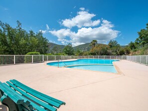 Nuage, Ciel, L'Eau, Jour, Piscine, Arbre, Bleu Azur, Ombre, Mobilier De Jardin, Loisir