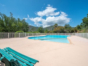 Nuage, Ciel, L'Eau, Jour, Piscine, Arbre, Bleu Azur, Ombre, Mobilier De Jardin, Loisir