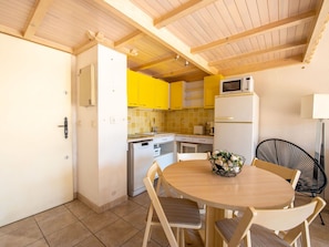 Propriété, Cabinetry, Meubles, Comptoir, Table, Bois, Chaise, Cuisine, Appareil De Cuisine, Design Intérieur
