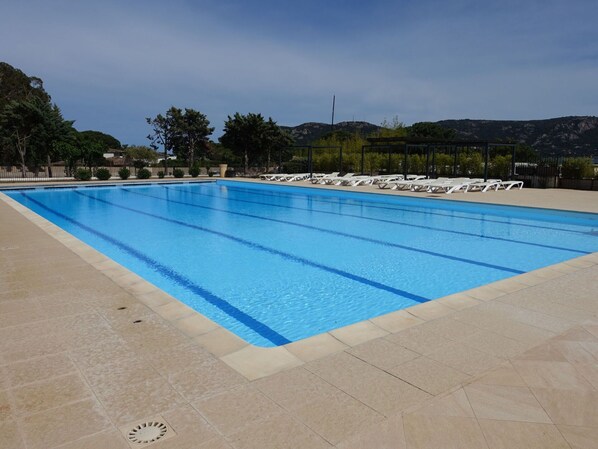 Wasser, Himmel, Pflanze, Schwimmbad, Azurblau, Rechteck, Gebäude, Baum, Schatten, Haus