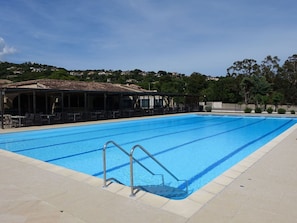 Wasser, Himmel, Schwimmbad, Schatten, Rechteck, Baum, Gartenmöbel, Verbundwerkstoff, Freizeit, Wolke