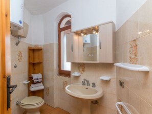 Mirror, Tap, Plumbing Fixture, Sink, Property, Bathroom Sink, Furniture, Bathroom, Purple, Architecture