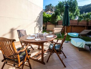 Table, Furniture, Plant, Sky, Property, Chair, Building, Cloud, Interior Design, Tableware