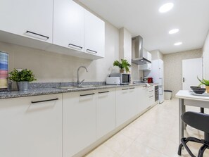 Tabelle, Möbel, Pflanze, Himmel, Eigentum, Stuhl, Gebäude, Wolke, Interior Design, Geschirr