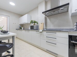 Tabelle, Möbel, Pflanze, Himmel, Eigentum, Stuhl, Gebäude, Wolke, Interior Design, Geschirr