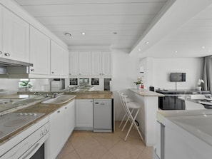 Table, Meubles, Plante, Ciel, Propriété, Chaise, Bâtiment, Nuage, Design Intérieur, Vaisselle