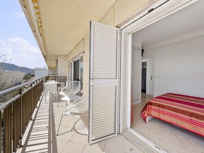 Table, Meubles, Plante, Ciel, Propriété, Chaise, Bâtiment, Nuage, Design Intérieur, Vaisselle