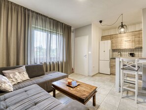 Tabelle, Möbel, Pflanze, Himmel, Eigentum, Stuhl, Gebäude, Wolke, Interior Design, Geschirr
