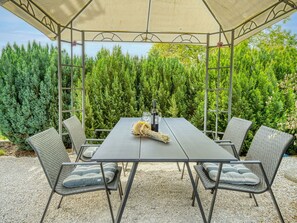 Tabelle, Möbel, Pflanze, Himmel, Eigentum, Stuhl, Gebäude, Wolke, Interior Design, Geschirr