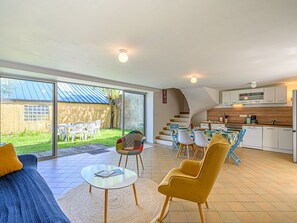 Table, Meubles, Chaise, Éclairage, Design Intérieur, Bois, Sol, Sol, Salon, Ombre