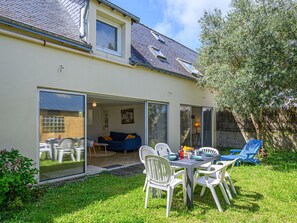 Plante, Propriété, Fenêtre, Meubles, Bâtiment, Table, Chaise, Ombre, Ciel, Mobilier De Jardin