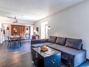 Table, Propriété, Canapé, Meubles, Bleu Azur, Bois, Salon, Éclairage, Architecture, Canapé-Lit