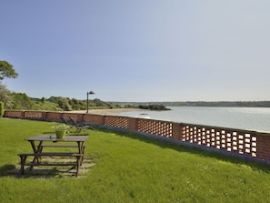 Wasser, Himmel, Eigentum, Blau, Schwimmbad, Azurblau, Gebäude, Schatten, Verbundwerkstoff, Freizeit