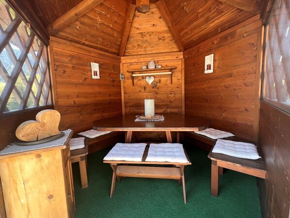 Table, Propriété, Bâtiment, Bois, Design Intérieur, Fenêtre, Tache De Bois, Dur, Grenier, Arbre