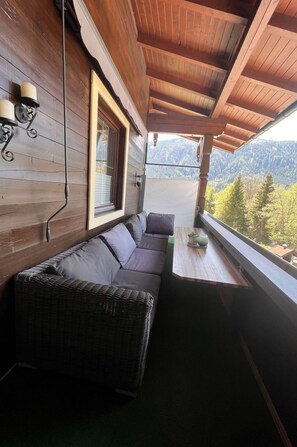 Bâtiment, Fenêtre, Plante, Bois, Design Intérieur, Arbre, Ombre, Maison, Immobilier, Chalet