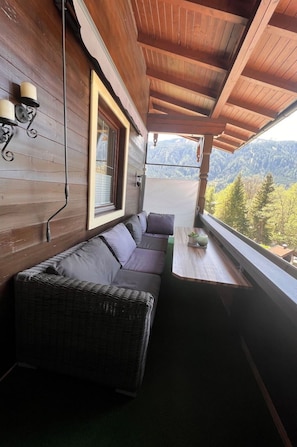 Bâtiment, Fenêtre, Plante, Bois, Design Intérieur, Arbre, Ombre, Maison, Immobilier, Chalet