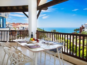 Appartement, Balcon, Porche, Chaise, Ombre, Recours, Hôtel, Table Cuisine Et Salle A Manger, Villa, Eco Hôtel