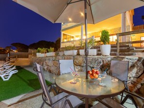 Tabelle, Möbel, Eigentum, Pflanze, Stuhl, Blumentopf, Regenschirm, Gartenmöbel, Interior Design, Die Architektur