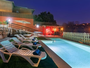 L'Eau, Ciel, Plante, Propriété, Piscine, Mobilier De Jardin, Architecture, Arbre, Bâtiment, Condominium