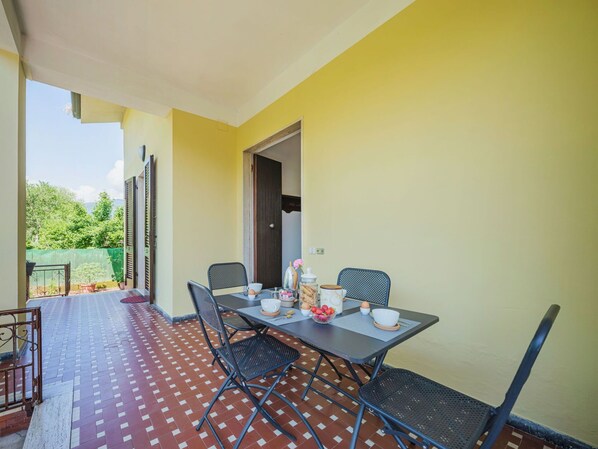 Tabelle, Möbel, Eigentum, Gebäude, Stuhl, Pflanze, Interior Design, Holz, Flooring, Fussboden