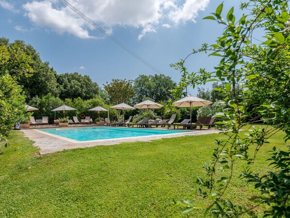 L'Eau, Ciel, Nuage, Plante, Piscine, Paysage Naturel, Arbre, Chaise, Eco Hôtel, Herbe