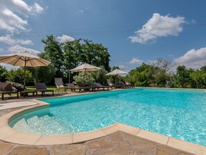 L'Eau, Nuage, Ciel, Propriété, Plante, Piscine, Bleu Azur, Arbre, Ombre, Mobilier De Jardin