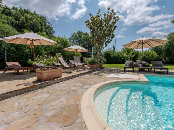 L'Eau, Nuage, Ciel, Plante, Arbre, Piscine, Mobilier De Jardin, Ombre, Arecales, Loisir