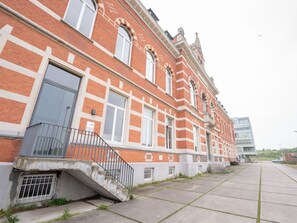 Bâtiment, Propriété, Fenêtre, Ciel, Plante, Design Urbain, Brique, Condominium, Zone Résidentielle