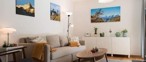Möbel, Couch, Bilderrahmen, Eigentum, Tabelle, Komfort, Azurblau, Interior Design, Lampe, Beleuchtung