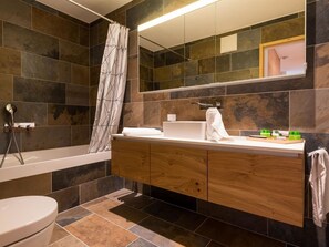 Marron, Miroir, Robinet, Luminaire Plomberie, Évier, Salle De Bains, Bois, Design Intérieur, Lavabo, Sol