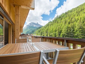 Wolke, Himmel, Pflanze, Holz, Berg, Baum, Veranda, Holzbeize, Natürliche Landschaft, Landschaft