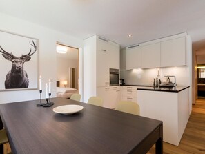 Tabelle, Möbel, Cabinetry, Countertop, Holz, Beleuchtung, Interior Design, Küche, Küchengerät