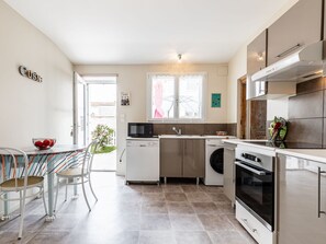 Cabinetry, Meubles, Comptoir, Fenêtre, Plante D'Appartement, Plante, Appareil De Cuisine, Evier, Évier, Cuisine
